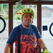 Milan Šteindler jako majitel cykloservisu a milovník žen Eda